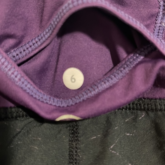 Lululemon running short in size 6 - Picture 5 of 5
